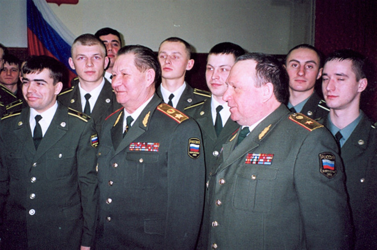 генерал армии В.М. Архипов. генерал-майор ветеринарной службы В.П. Ветров с курсантами ВВИ. 2001г