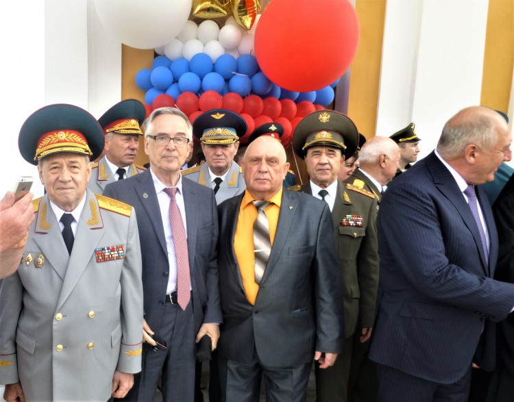 генерал-майор ветеринарной службы В.П. Ветров, генералы, А.Л. Артемов, А.А. Артемьев и др.ветераны на выпуске офицеров в ВА МТО. Санкт -петербург