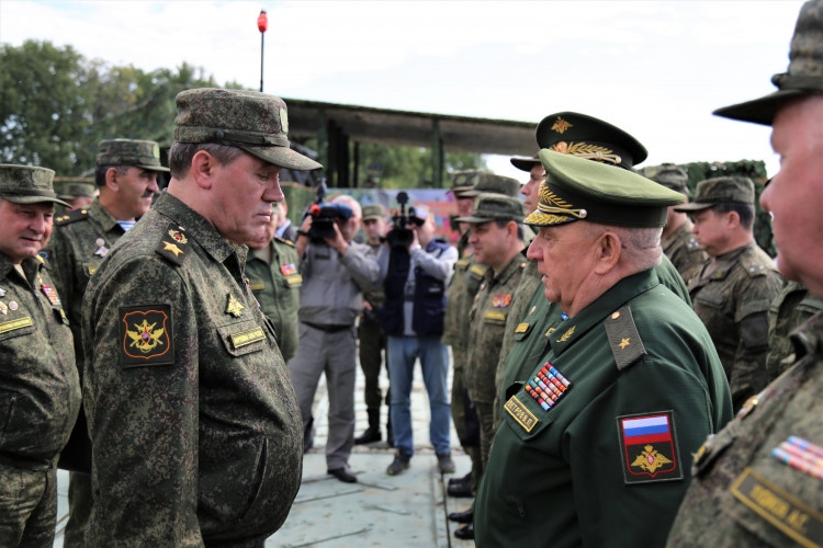 генерал-майор ветеринарной службы запаса Виталий Ветров докладывает Начальнику ГШ ВС РФ