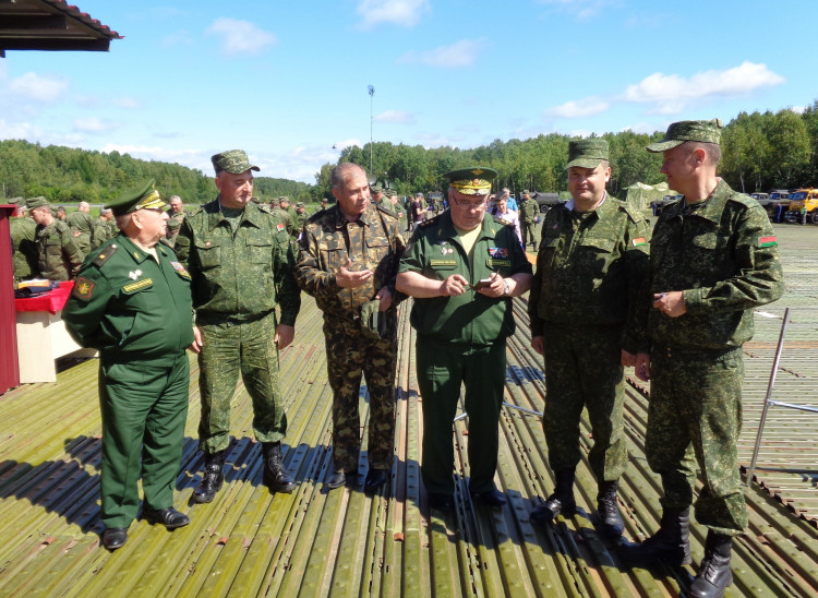 Ветераны Тыла Вооруженных сил, генералы В.П. Ветрови А.М. Шабанов  на специальных учениях МТО