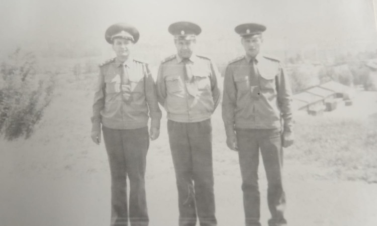 начальник ВСС ЗабВО, полковник ветеринарной службы Александр Урженко. полковник Петр Байда с коллегой