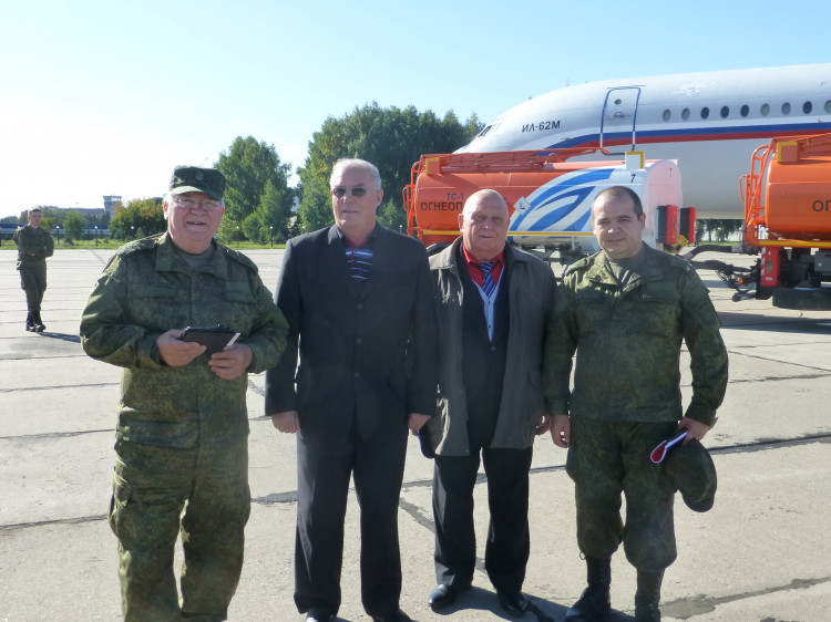 ветераны на аэродроме. генерал-майор ветеринарной службы Виталий Ветров