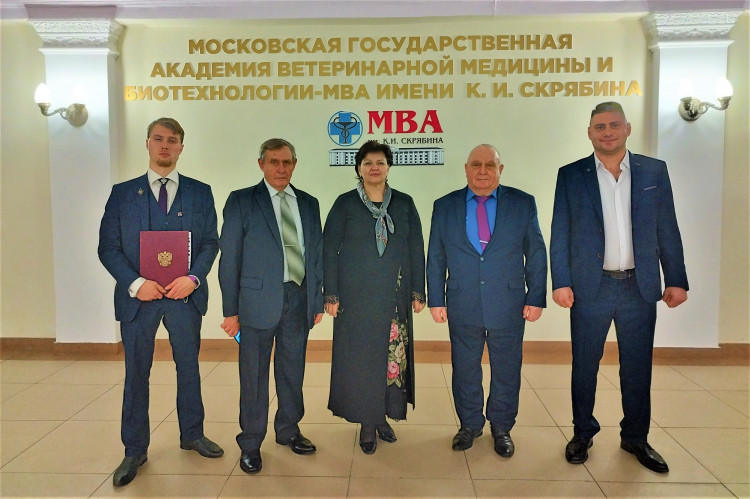 генерал-майор ветеринарной службы В.П. Ветров. проректор МГАВМиБ им. К.И. Скрябина. полковник В.П. Попов и коллеги