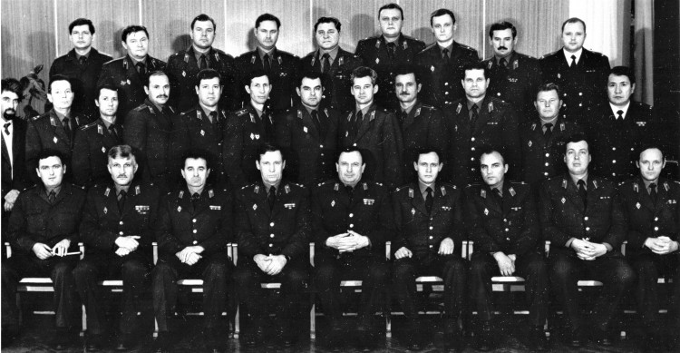 начальник Военно ветеринарного отдела МО СССР полковник В.П. Ветров, (в центре) выпускник АЗВИ.
