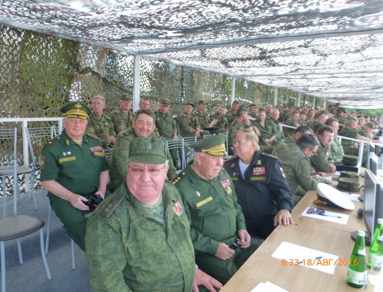 Ветераны на заслушивании. генерал-майор ветеринарной службы В.П. Ветров, слева