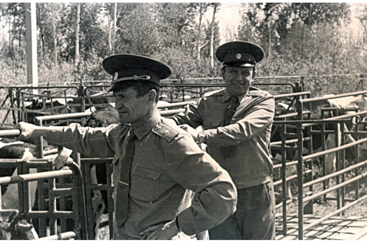 Военная ветеринарная медицина на страже здоровья человека.  Старший ветеринарный инспектор 51 ОА Виталий Ветров и начальник 247 ВЭО Иван Полугримов. остров Сахалин.