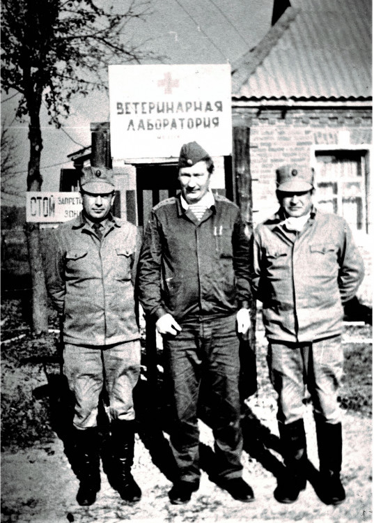 подполковник Ветров В.П. майор И.И. Цыбулин, профессор Михайлов Л.С. п. Оранное.1986г