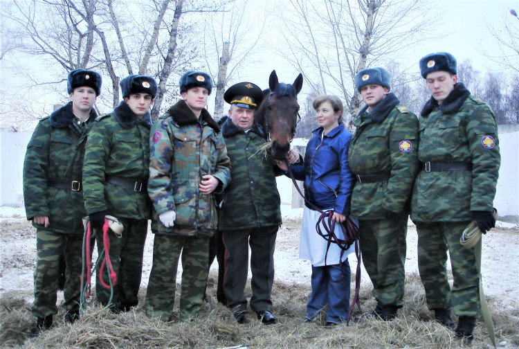 генерал-майор В.П.Ветров с курсантами Военного ветеринарного института