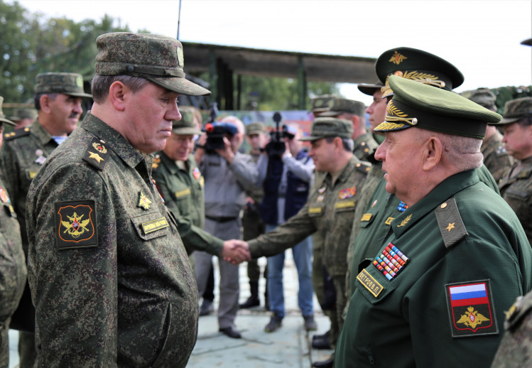 генерал-майор ветеринарной службы запаса Виталия Ветрова докладывает начальнику ГШ ВС.