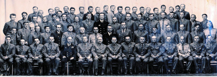 43 ОКВС полковник О.С. Беленький и В.М. Коняев в центре. лейтенант В.П. Ветров, восьмой справа, четвертый ряд. Москва, 1973г