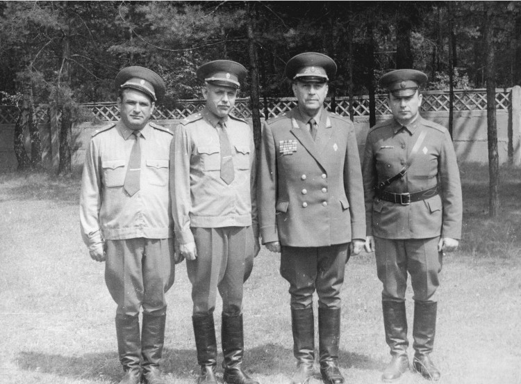 Л.С.Михайлов, В.Т. Семененко,генерал-майор О.С. Беленький, начальник ветеринарной службы БВО подполковник В.П. Ветров. 225 ВЛ БВО