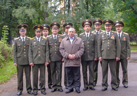 генерал-майор ветеринарной службы В.П. Ветров и офицеры ВВИ. подполковник О.Ю. Марковский справа