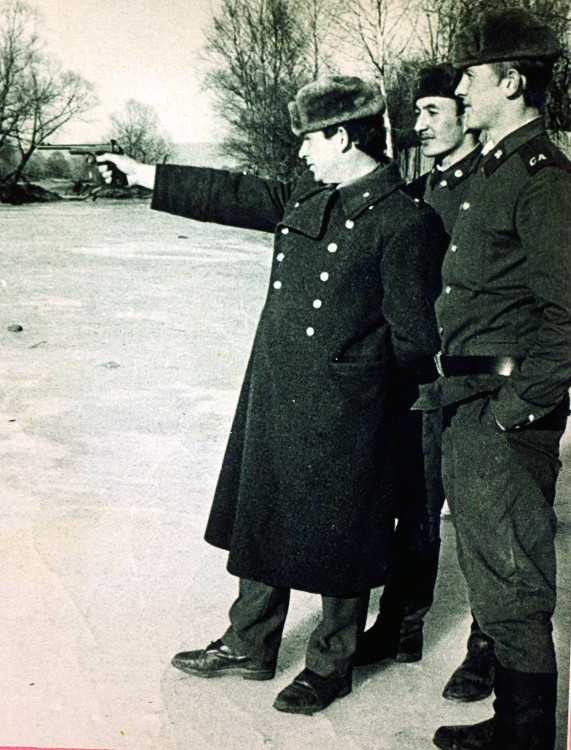 Виталий Ветров с ветеринарным составом соединения. Приморье.1973г.