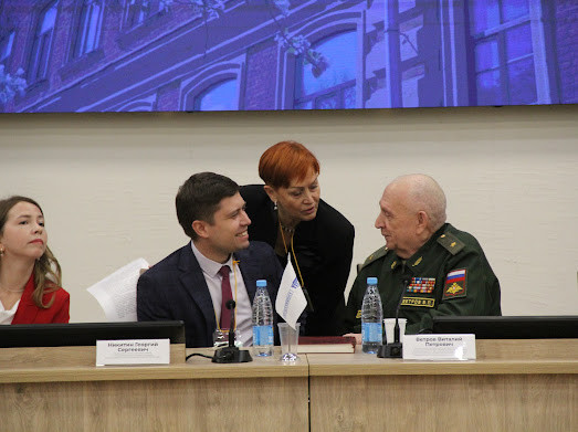 генерал-майор ветеринарной службы Виталий Ветров, с коллегами. 5 Международный Паразитологический симпозиум. СПбГУВМ. 03.12.2025г