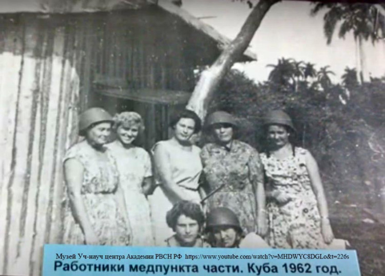 Женщины в касках