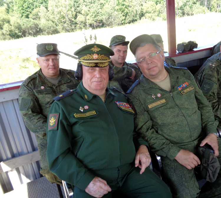генерал-майор ветеринарной службы В.П. Ветров с коллегами на вышке руководства