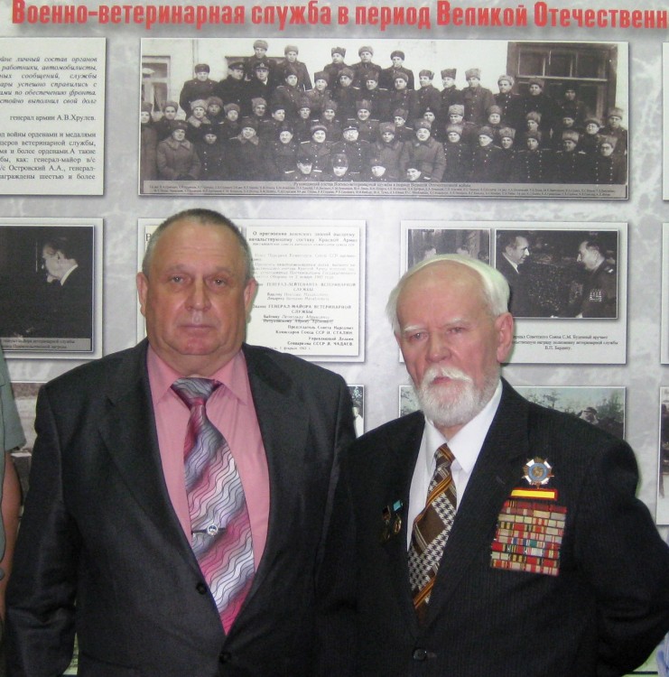 ветеран вов полковник н.ф. шуклин, в.п. ветров в музее вви 2009.jpg