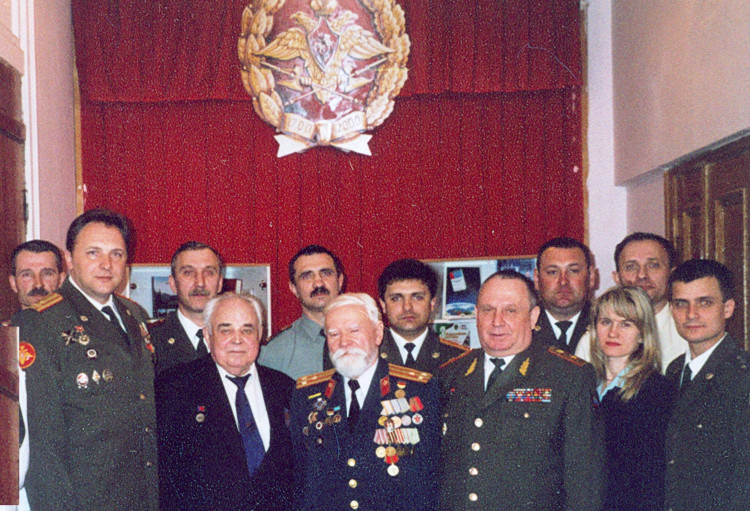 генерал-майор ветеринарной службы В.П. Ветров. полковник Ю.Г. Боев. полковник Н.Ф. Шуклин в управлении ВСС ВС РФ. 2005