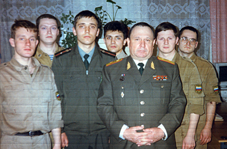 генерал-майор ветеринарной службы Виталий Ветров с слушателями. ммл. лейтенанты Л.К. Киш, Виталий Галкин и др.