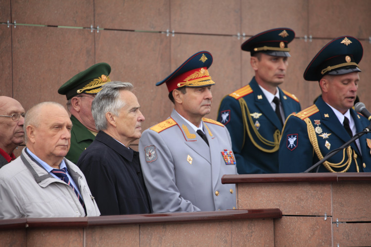 генерал-майор ветеринарной службы В.П.Ветров, ветераны Тыла ВС с Заместителем МО РФ.