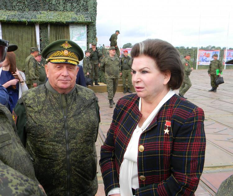 генерал-майор ветеринарной службы  В.П.Ветров и Валентина Владимировна Терешкова