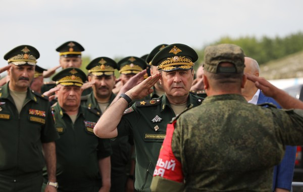 Руководители МТО. генерал-майор ветеринарной службы Виталий Петрович Ветров, слева