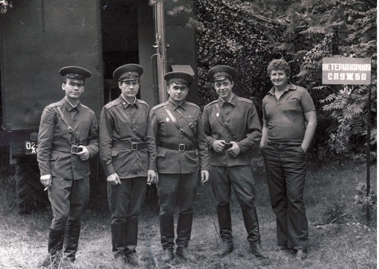 ветеринарная служба БВО (фронта) на КШУ Дретунь В.Ветров в центре, 1985г.