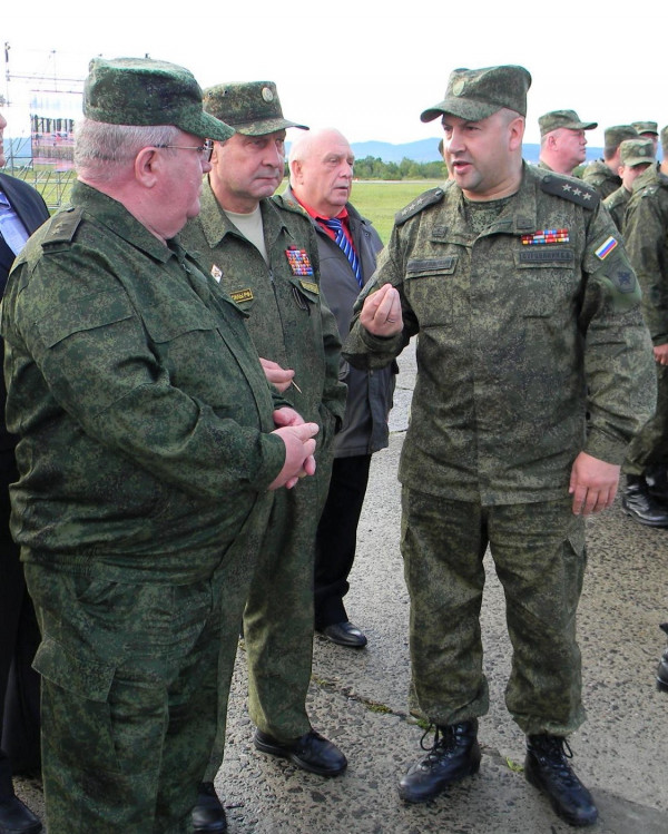 Зам. Министра Обороны и командующий войсками ВВО генерал полковник С. Суровикин.  генерал-майор В.П. Ветров, на втором плане