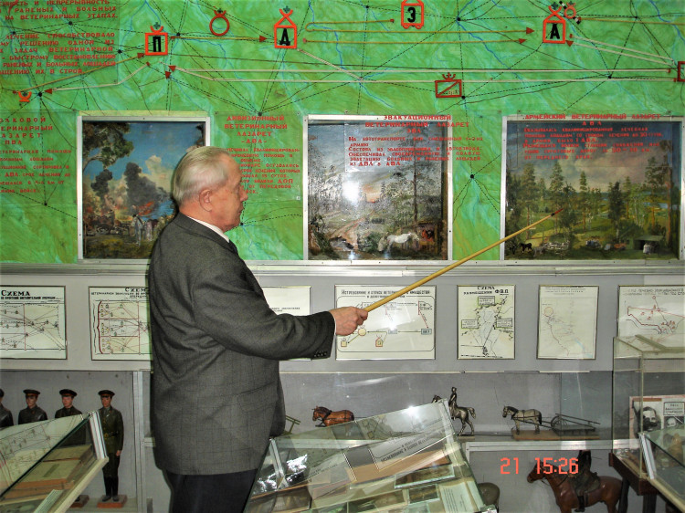 Начальник музея Военно-ветеринарного института, участник ВОВ  полковник А.А. Немиров 