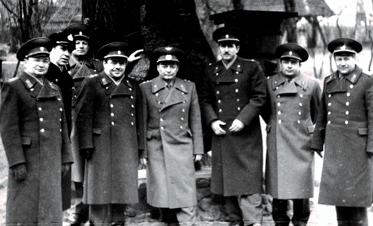 инспекция тыла в СГВ (Польша). Виталий Ветров в центре.1988 г