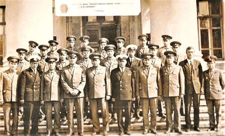 43 ОКВС. полковник В.М. Коняев. лейтенант В.П. Ветров, третий слева, второй ряд и слушатели