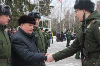 генерал-майор ветеринарной службы В.П. Ветров поздровляет молодого бойца ,принявшего военную присягу