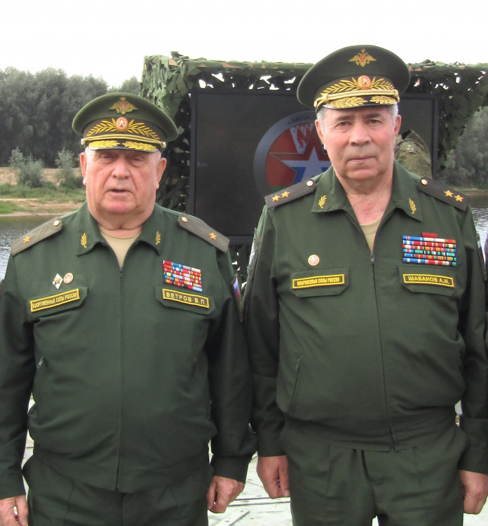 Ветераны ВС; генерал-майор ветеринарной службы Виталий Ветров и генерал-лейтенант А.М. Шабанов на БФ.