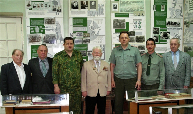ветераны ВСС ВС.генерал-майор ветеринарной службы Виталий Ветров слева