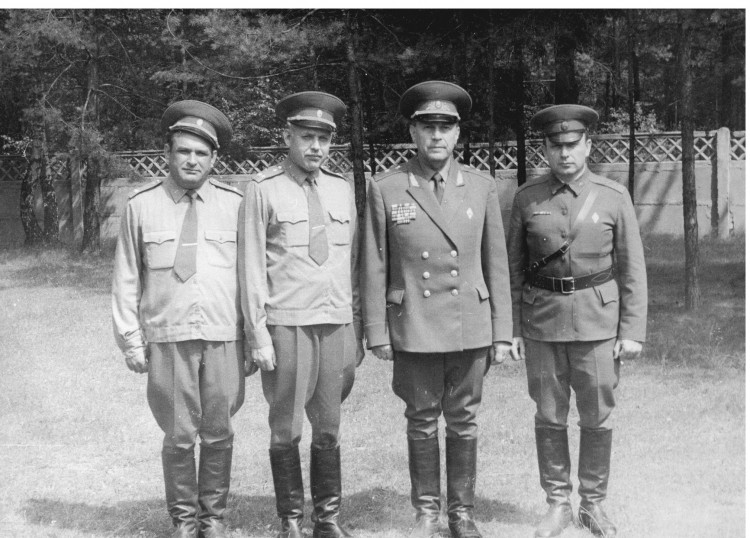 подполковник В.П. Ветров - начальник ветеринарной службы БВО. генерал-майор О.С. Беленький. Л.С. Михайлов. В.Т. Семененко. 225 ВЛ. БВО.1985г.