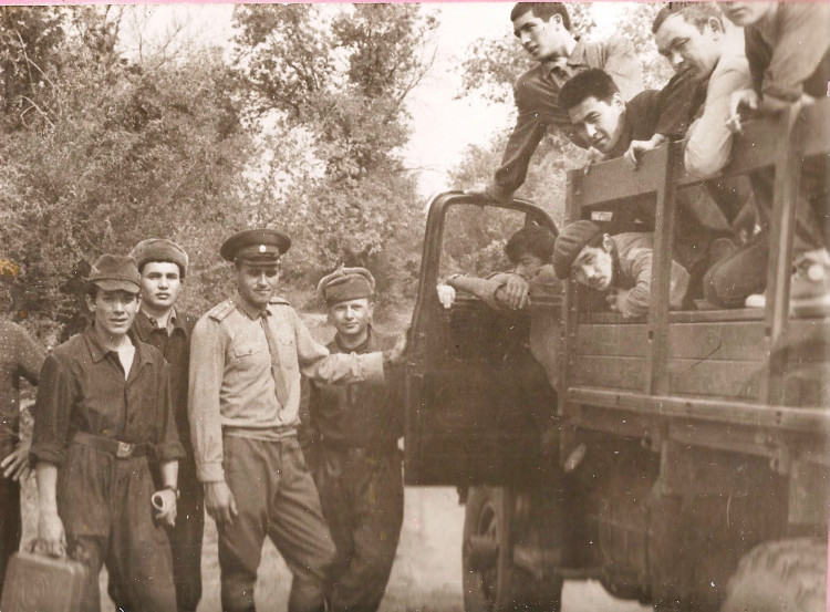 Алма-Ата, Военно ветеринарный (специальный) цикл ВК  АЗВИ, лейтенант Ф.Ф. Скидан, справа В.П. Ветров 1969г.