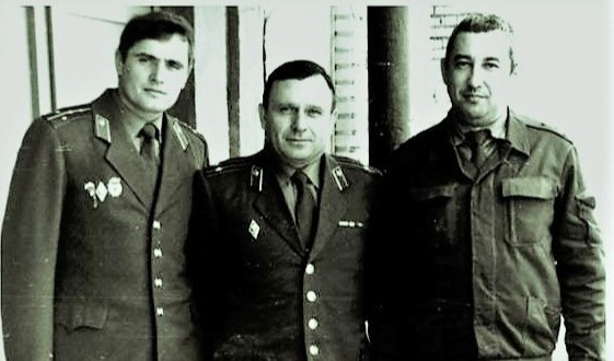 начальник ветеринарной службы БВО подполковник В.П.Ветров, начальники 412 ветеринарной лаборатории С.И Лавров и О.Г.Ригонорбоев