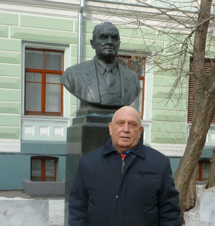 генерал Виталий Ветров у бюста Николая Федоровича Гамелея