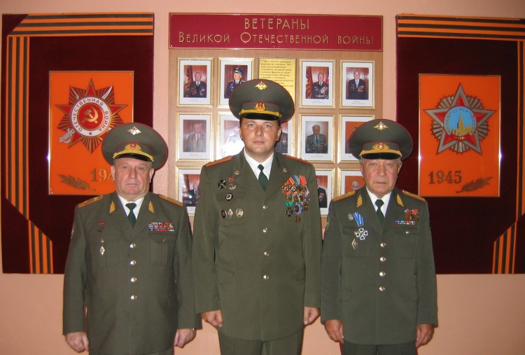 генерал-майор ветеринарной службы В.П.Ветров.Ректор МГАВМиБ им.К.И.Скрябина Е.С.Воронин. начальник ВСС ВС РФ полковник Ю.Г.Боев