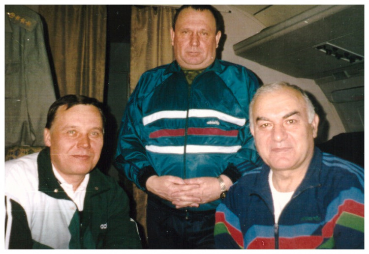 Из альбома генерала Ветрова В.П.  Борт Ил-62. генерал-майор В.П. Ветров. генералы, Г.А.Каракозов. И.М. Чиж. перелет.Хабаровск-Чкаловский