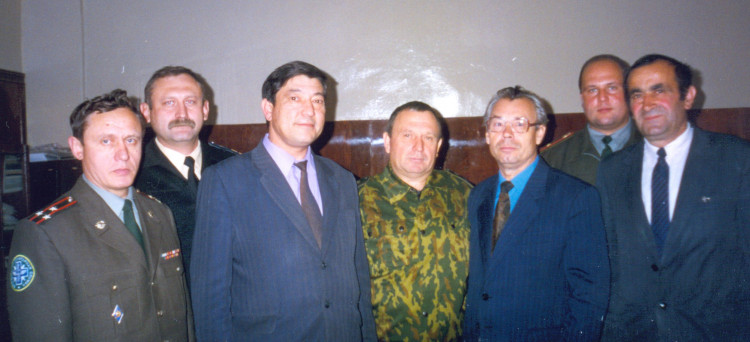 генерал-майор ветеринарной службы В.П. Ветров. полковник В.П. Попов, академик РАСХН А.В. Иванов и коллеги в Казанском.ГУ.