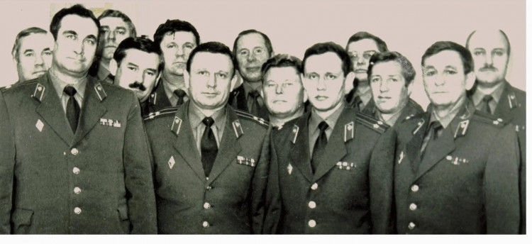 полковник В.П. Ветров. П.П. Костогрызов, слева второй с Алма-атинцами.