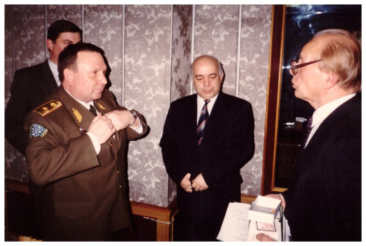 генерал-майор ветеринарной службы В.П. Ветров. Вручение Диплома Действительного члена Международной Академии информвтизаци.